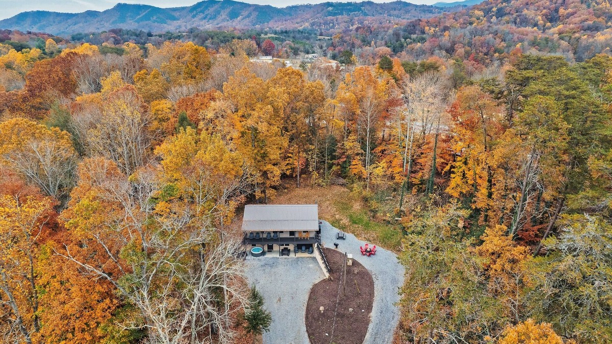 Sevierville Cottage | 5 minutes from Dollywood! Family Cabin Game Room Fun