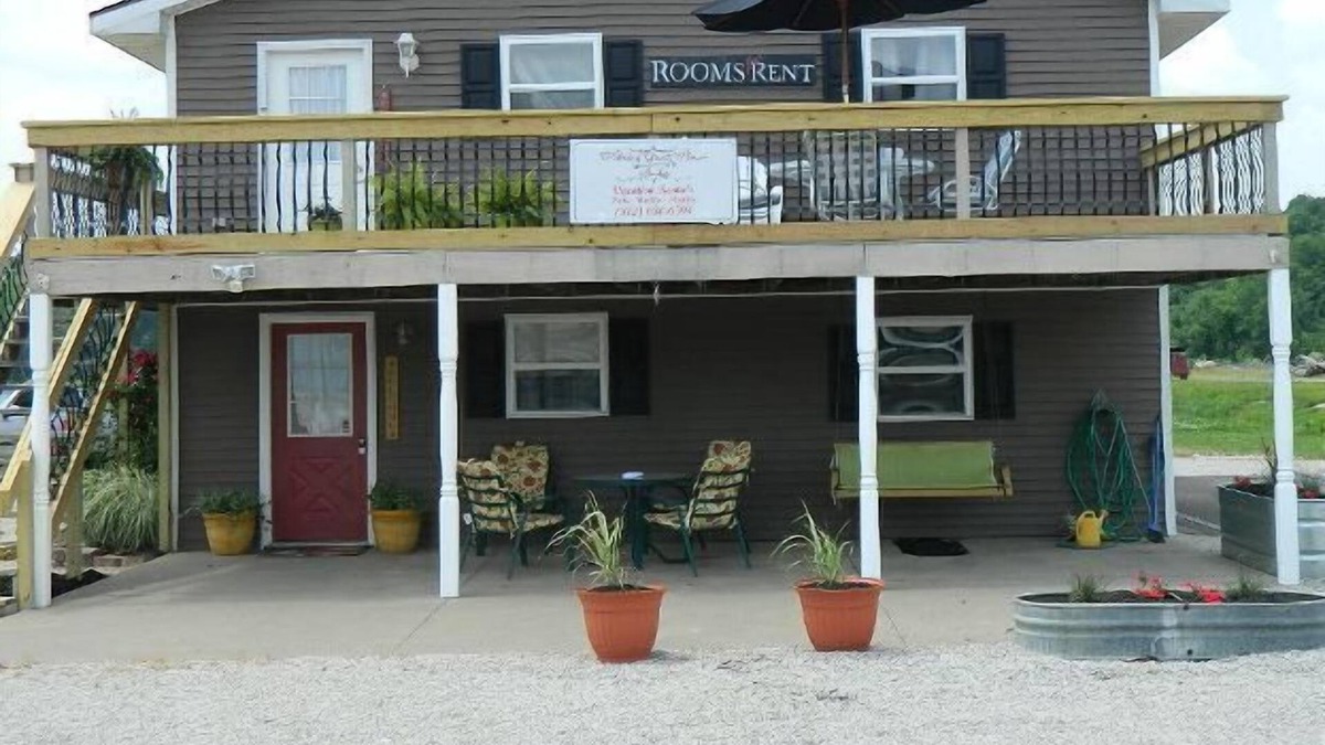 Dale Apartment | 5 minutes from Holiday World/Splashin' Safar - sleeps 16 Holiday Guest House