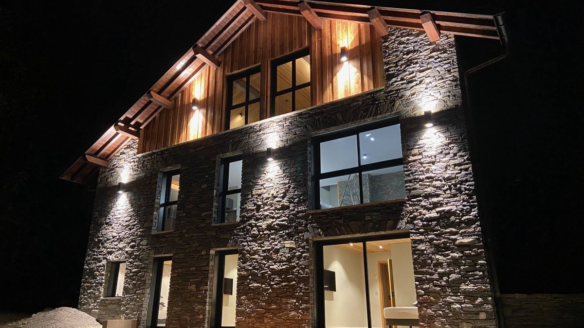 Doucy-Combelouviere Ski Chalet | 5 minutes from the start of the slopes - CONFIDENTIAL CHALET - 12 people - 5 bedrooms -