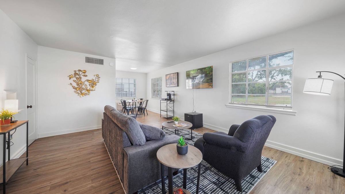 Highlands - Perkins Apartment | 5 Minutes from Tiger Stadium/King Bed