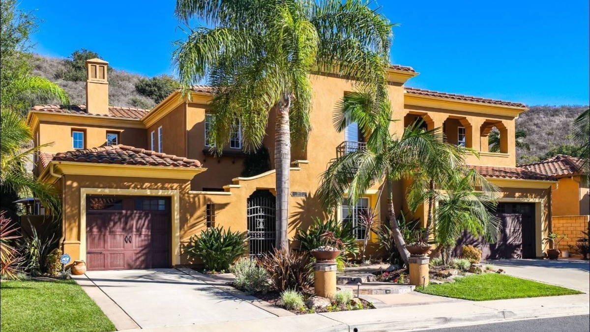 San Onofre House | 5 minutes to beach. Luxury estate with private pool, hot tub, firepit & privacy