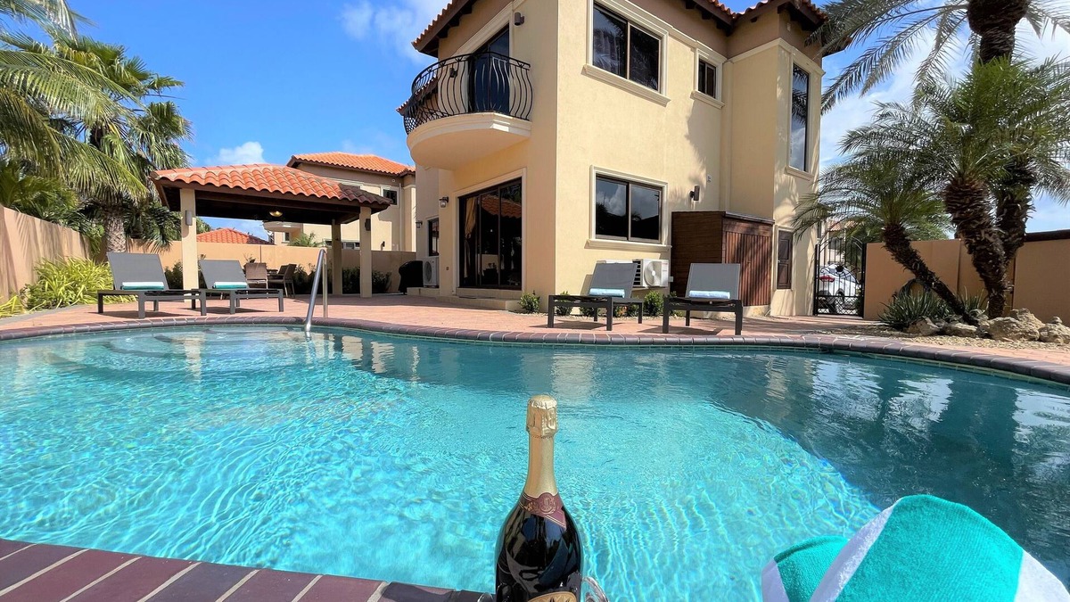 Esmeralda Villa | 5 Minutes to Beaches, 3 BDR Private Villa, Sleeps 8 with Private Pool