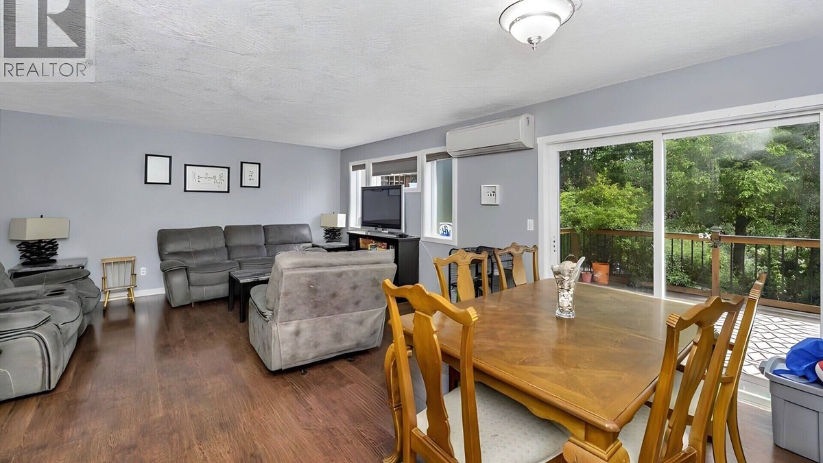 Lake Cowichan House | 5 minutes to Lake Cowichan! Family-sized guestsuite with AC & deck