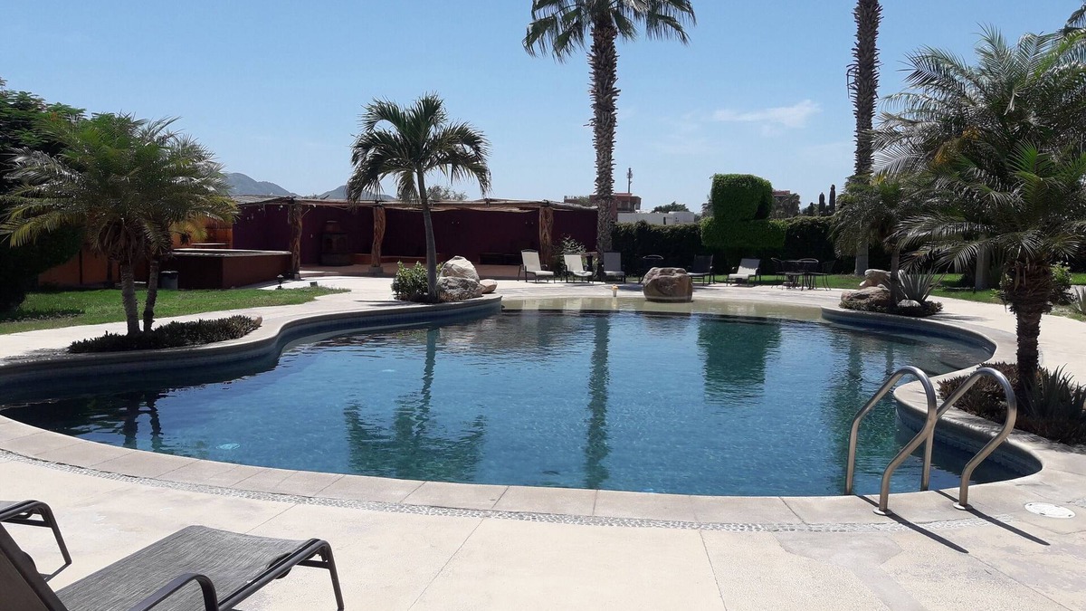 Colonia El Progreso Apartment | 5 minutes to the beach! Family-sized condo with large pool fastWifi & deck