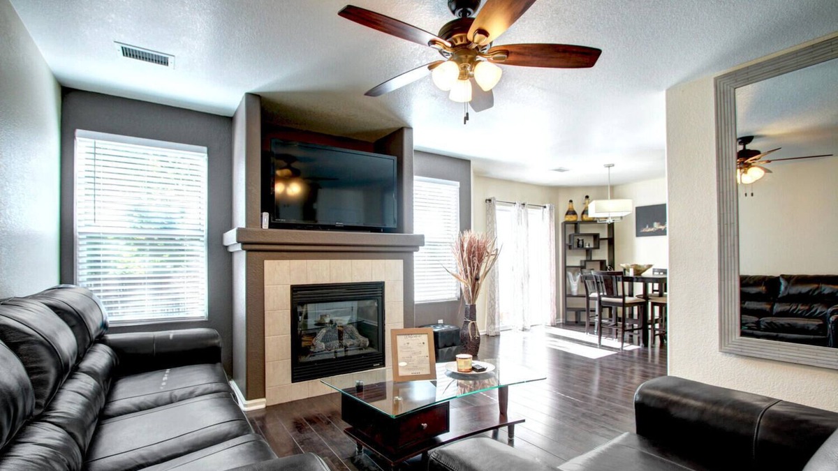 Thornton House | 5 Minutes to train station to downtown, Family home with Large Yard