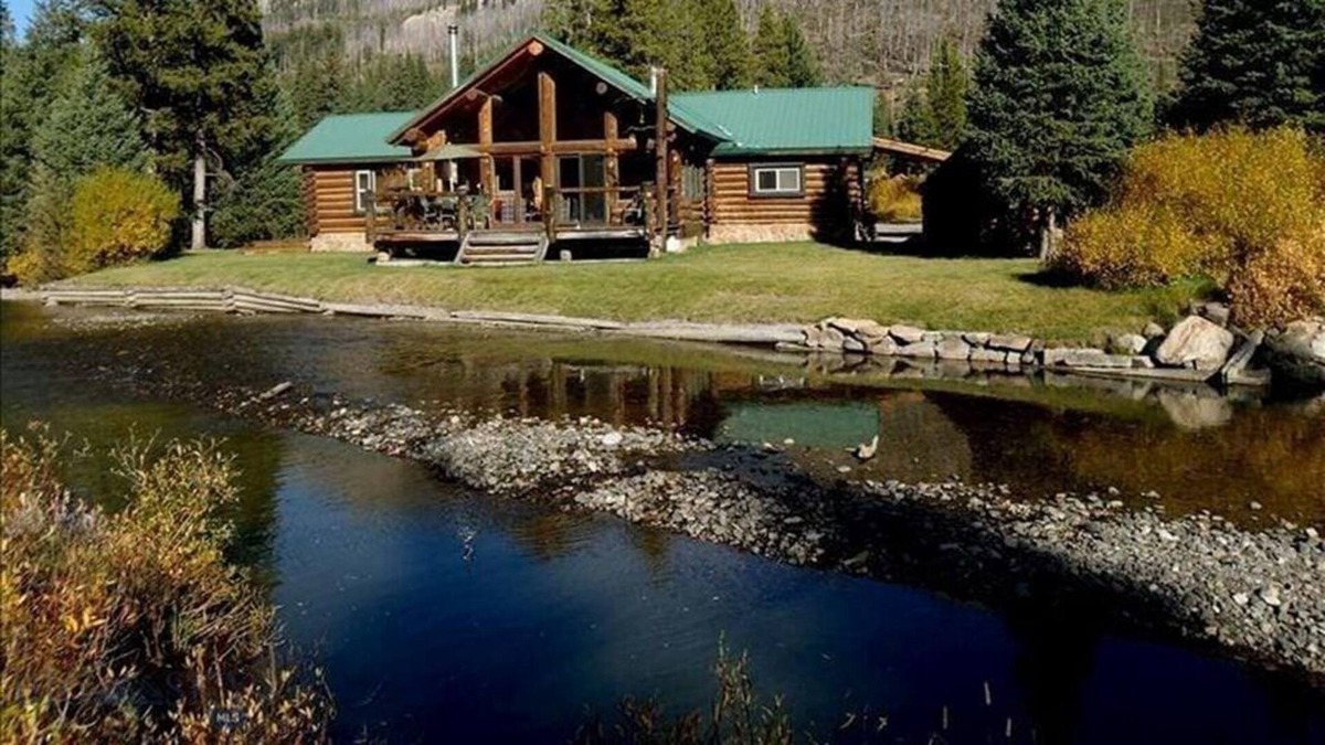 Silver Gate Cabin | 5 minutes to Yellowstone. Fish off your back deck.