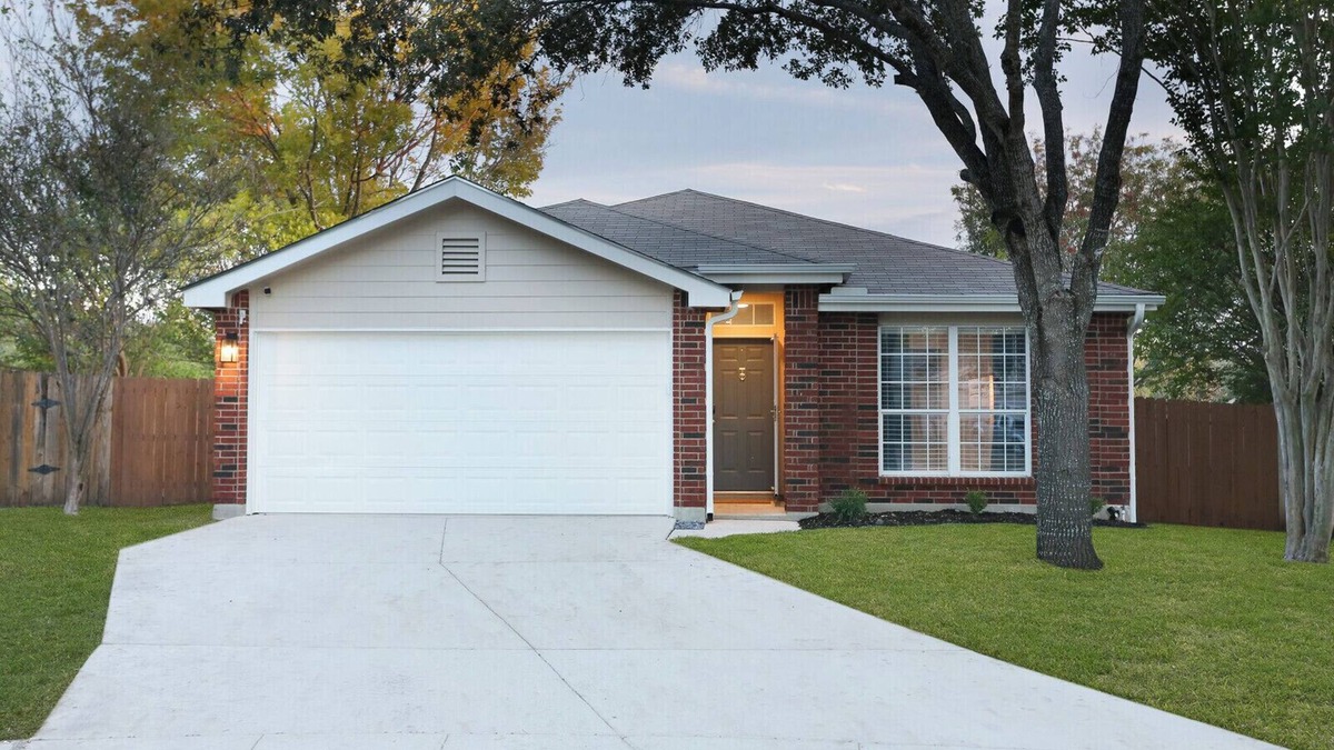 West San Antonio House | 5 mns to Sea World! Beautiful, updated 1story home with large backyard & playset