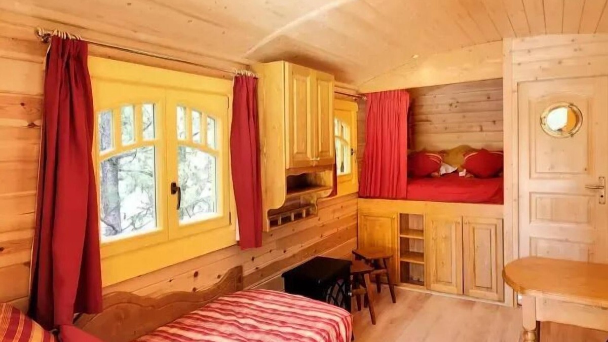Dienne Cabin | 5 Person Caravan
