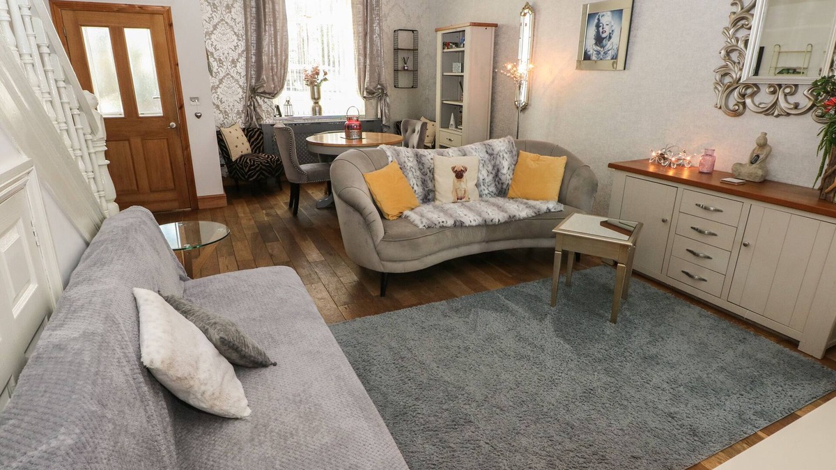 Llanelli House | 5 PONTARDULAIS ROAD, pet friendly, with hot tub in Llangennech