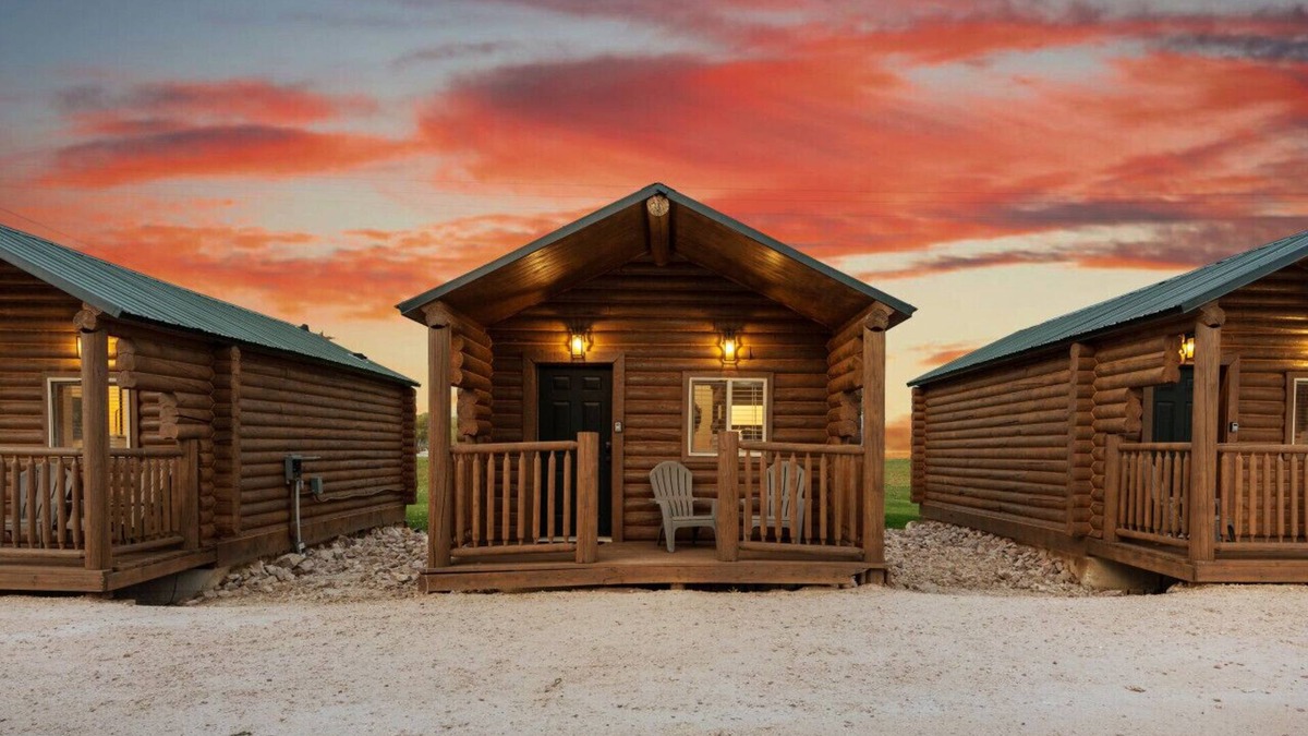 St. Charles Cabin | #5 Red Rock cabin, Newly Remodeled! AC! New Beds! Sleeps 4