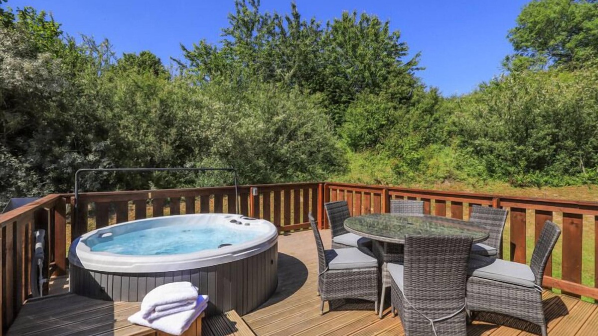 Winchester Cabin | 5 star, award winning Scandinavian Lodge with luxurious hot tub