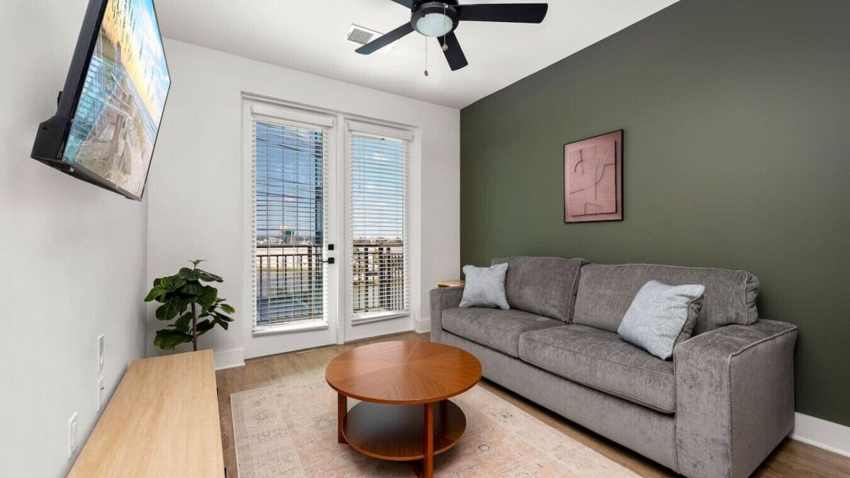 Oakford Park Apartment | 5 Star Building and Location | Pool/Gym | Midtown!