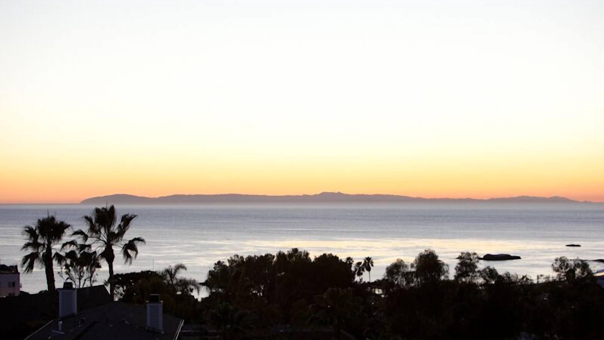 Laguna Beach Cottage | 5 StAr Downtown Location & Ocean Views; 40% Discount. Remodeled/Walk Everywhere.