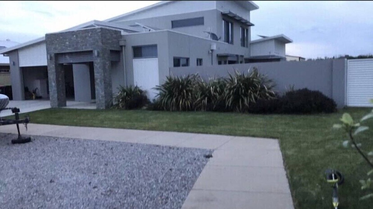 Shepparton North House | 5 Star Luxury 6 Bedroom House