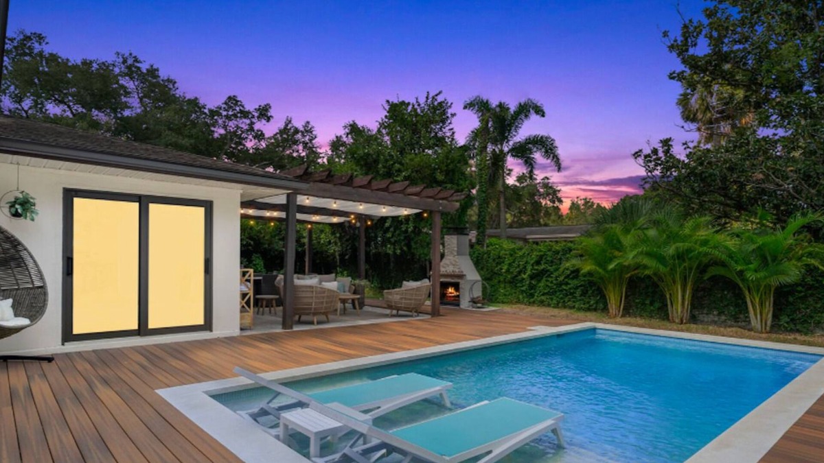 Beach Park House | 5 Star Luxury Getaway Heated Pool & Outdoor Fireplace