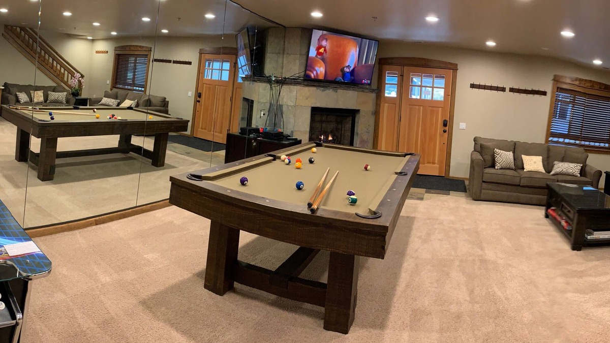 Mammoth Lakes House | 5 Star Luxury, Stunning, LARGE 3 Bedroom, Walk to CANYON Lodge Chairlift Sleep 8