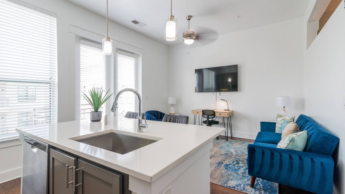 Barclay Downs Condo | 5 Star SouthPark Suite ~ King Bed~ Pool~ Gym~ FREE Parking~Long Term Welcome!