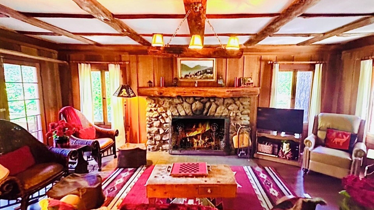 Idyllwild Cabin | 5 STAR *STRAWBERRY CORNER* CLASSIC CABIN ON CREEK, 1 MINUTE WALK TO VILLAGE!