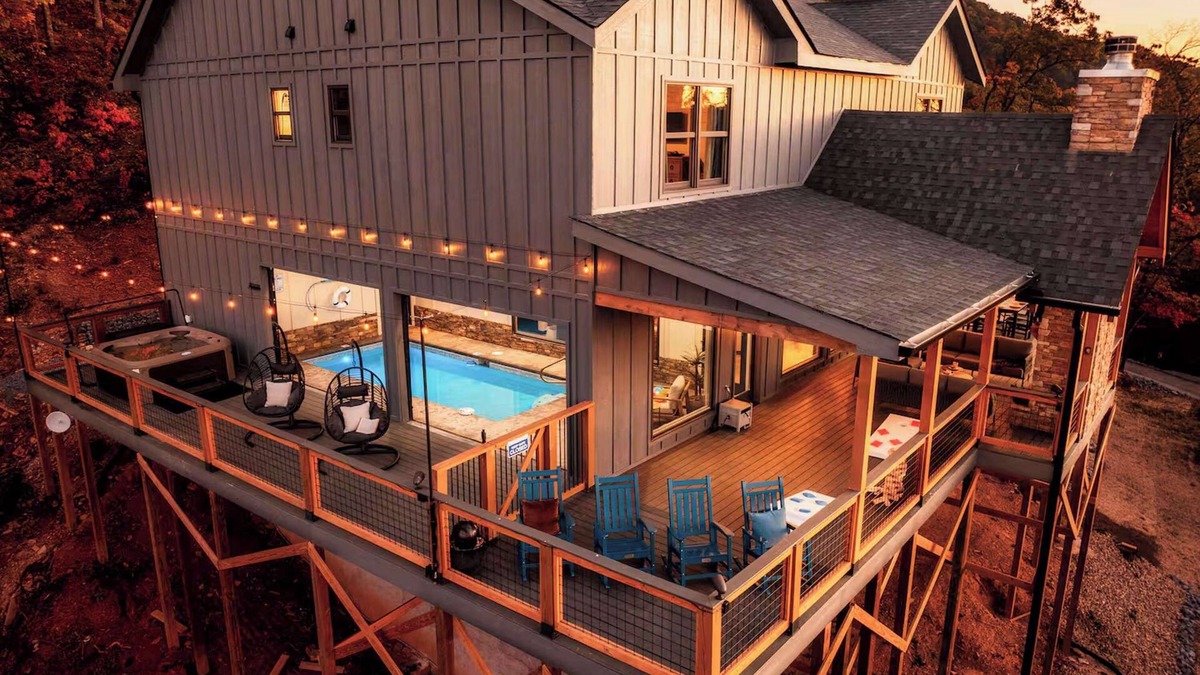 Gatlinburg - Pigeon Forge Ski Chalet | 5 Suites | Incredible View | Pool | Spa | Theater