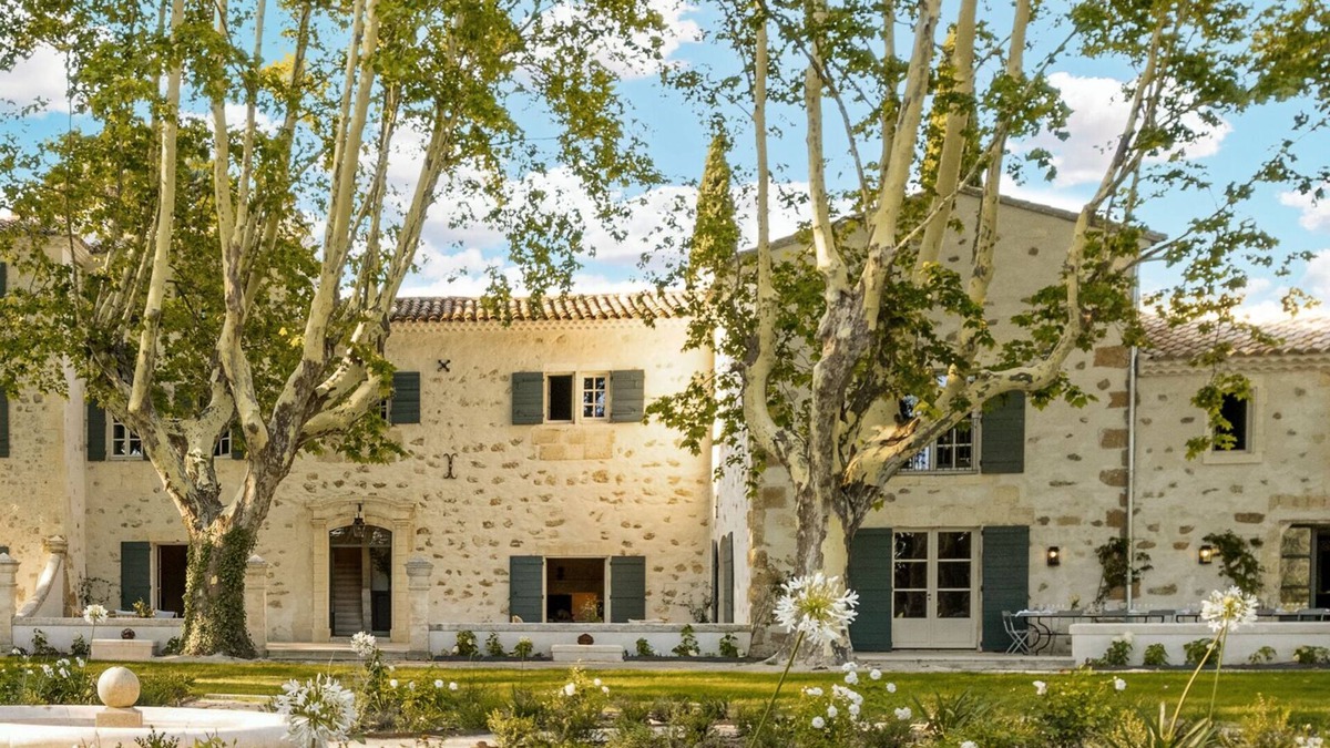 Mouries House | 5 to 11BR/10BA House w Pool, AC, 30 acres, St Rémy area - fully serviced option