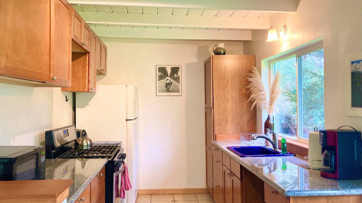 Mendocino Cottage | 50+ acre Nature Preserve with Ponds & Meadows: Azul Cottage Retreat