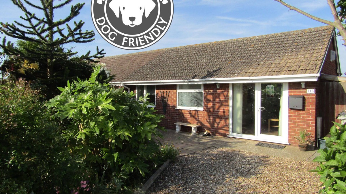 Trusthorpe House | 50 meters from miles of dog friendly beach