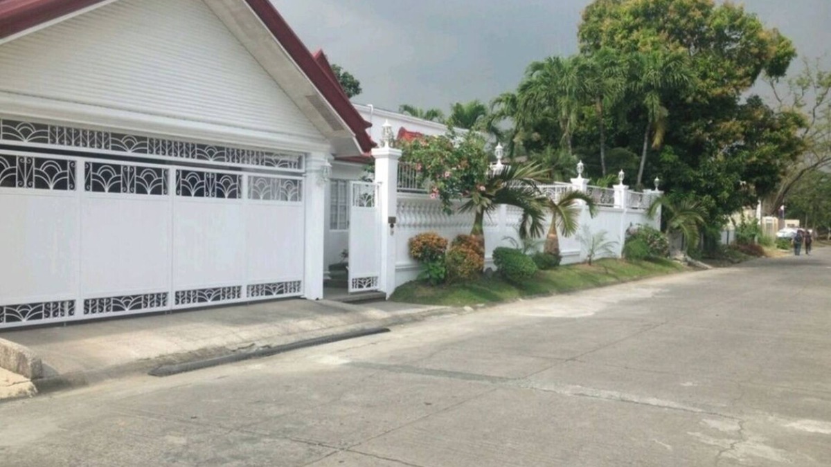 Las Pinas House | 500sq m lot, 300sq.m. House in BF Homes International with pool and Jacuzzi.