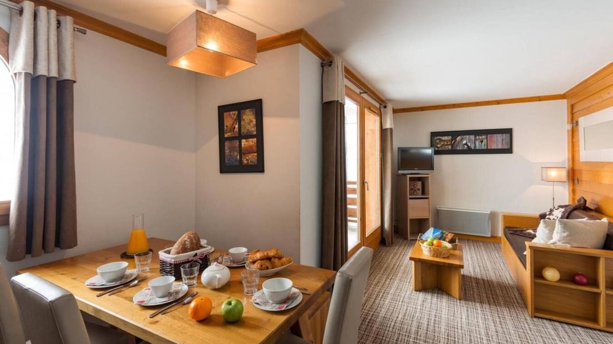 La Toussuire Apartment | 50m from ski slopes, swimming pool, sauna, hammam, terrace, balcony, tv, ski locker, 52-62m²