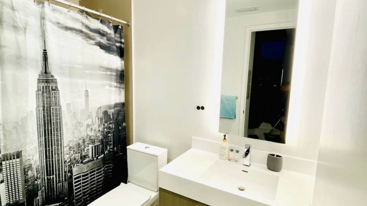 Bay Cloverhill Condo | 50th Floor Luxury Yorkville Condo w Free Parking