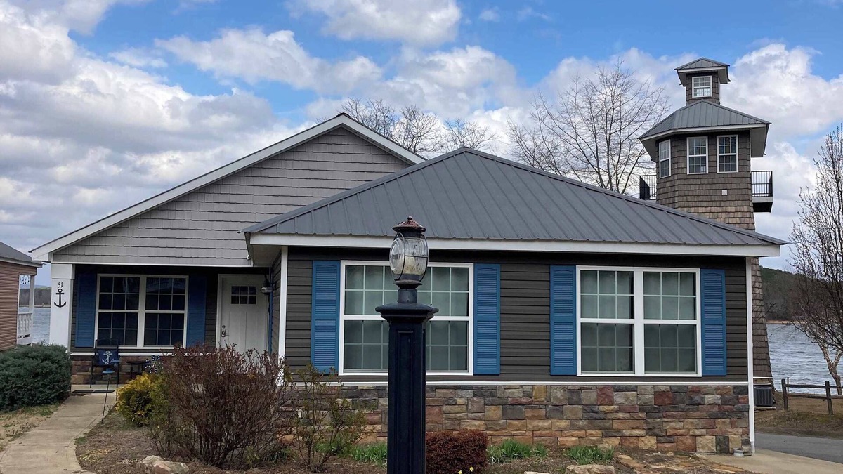 Leesburg House | 51 The Anchor Summary