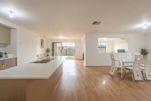 Tarneit House | 511 m² House ∙ 1 bedroom ∙ 8 guests