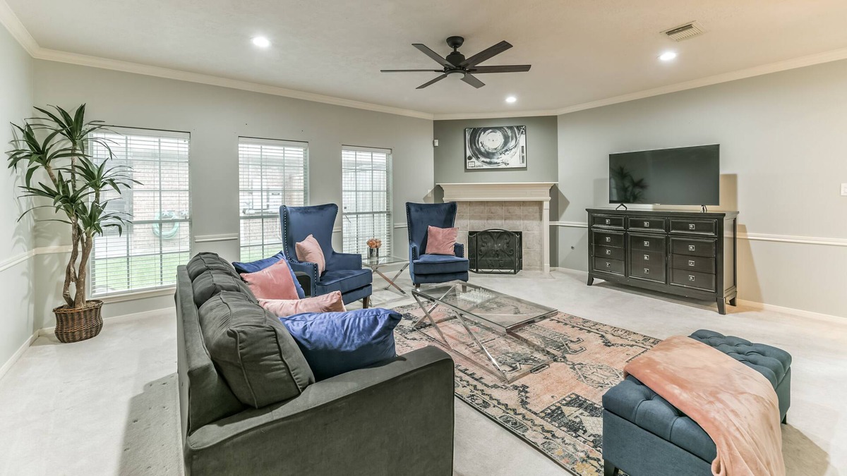 Friendswood House | 528 Executive Estate ~Pool + Hot Tub ~