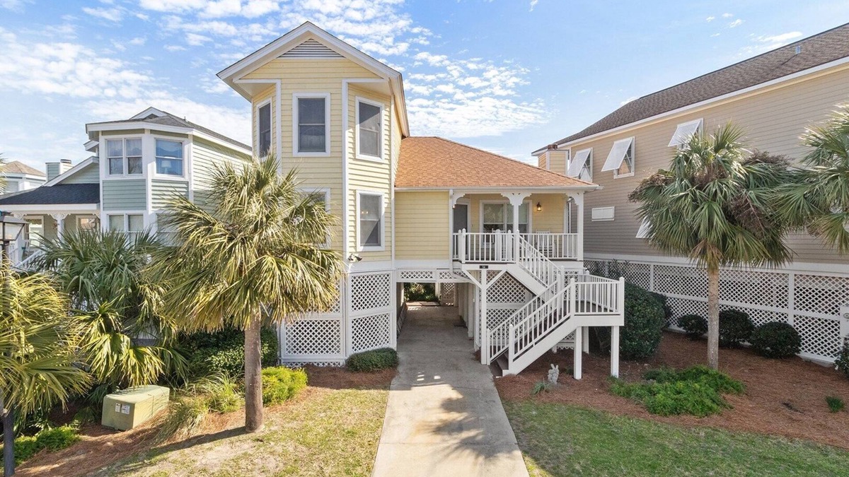 Pelican Bay House | 54 Pelican Bay by AvantStay | Steps from Beach + Community Pool