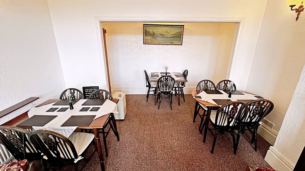 Cleethorpes Hotel | 55 Clee Road, Cleethorpes, Spacious Guest House by Sea