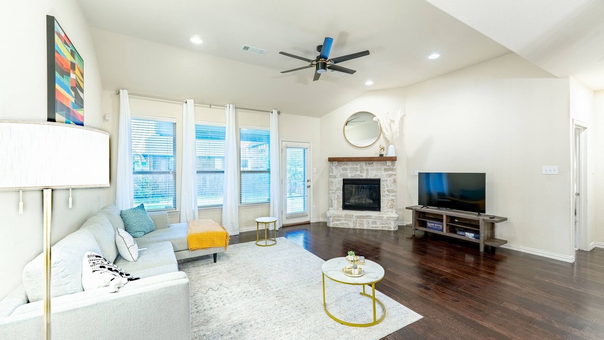 McKinney House | 55% off special Monthly price/New remodel/6 rooms/4 bathrooms/Business welcome