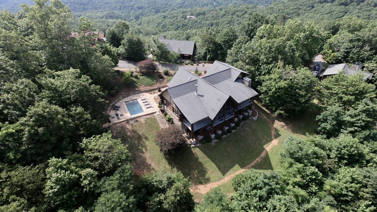 Blue Ridge House | 5500 sf cabin: 6 king/2 queen beds, heated pool/spa, game room, mountain views