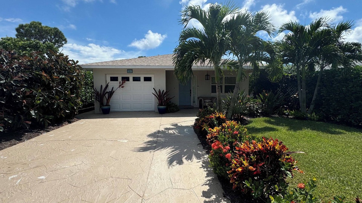Naples Park House | 562 CASA BLUE - NEW INGROUND POOL 2023, LESS THAN A MILE FROM VANDERBILT BEACH