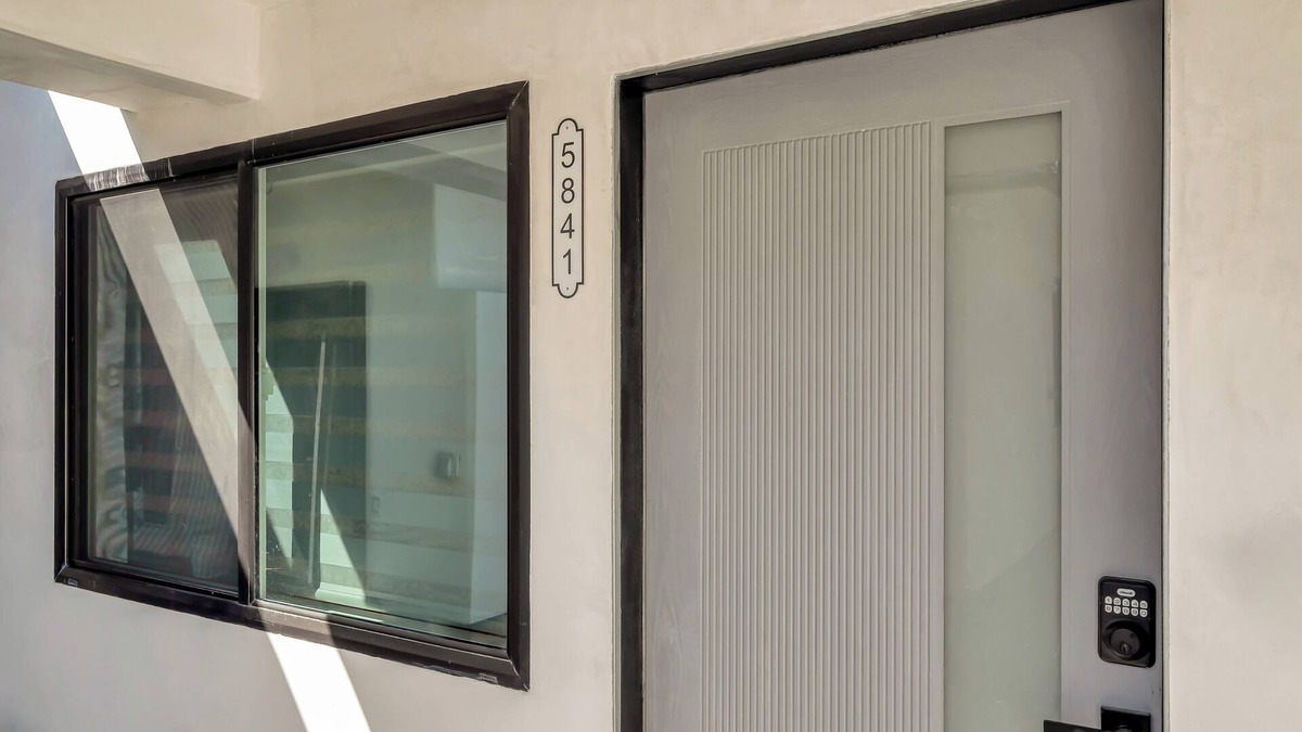Tarzana House | 5841 Vanalden Ave 3 bedroom 2 1/2 bath House All the amenity includes.