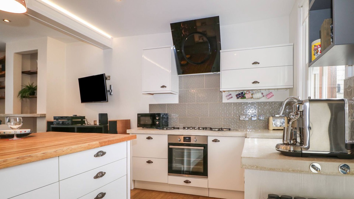 Winchester Cottage | 59 BAR END ROAD, pet friendly, with a garden in Winchester