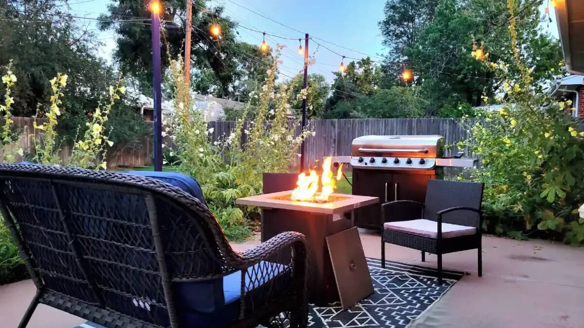 Littleton House | 5BD Cozy, SouthGlenn Gem, Yard, Games, Shops, close to Downtown Littleton&Denver