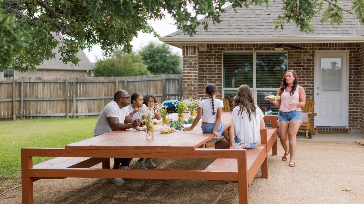 College Station House | 5BD Retreat - Pool Access & Bkyd - 5 Mins to T A&M - Pet Friendly!