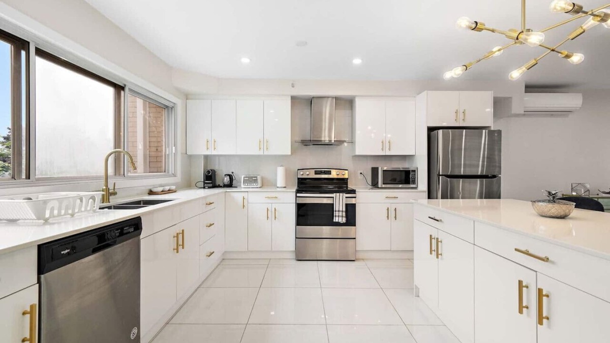 Cote-Saint-Luc Apartment | 5bdr Luxurious Apartment|2 Bathrooms | Sleeps 10