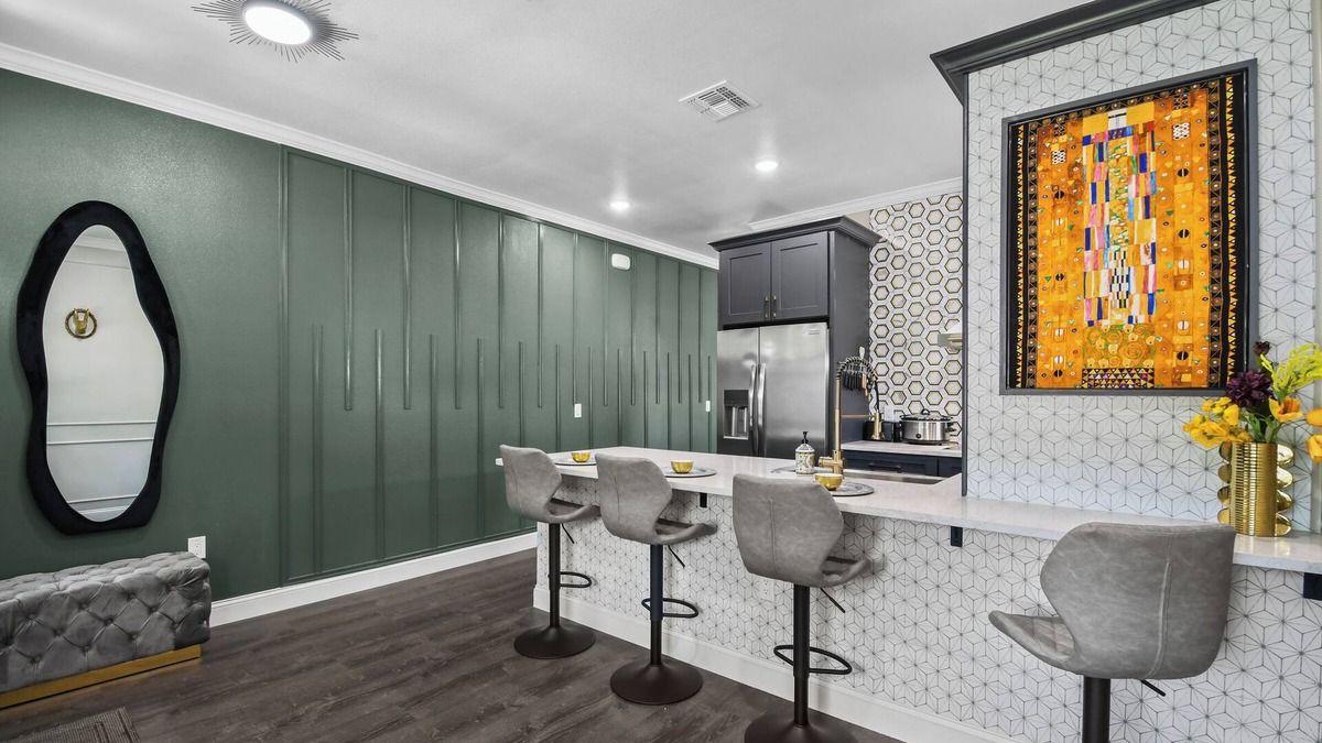 Orlando Villa | 5BDR Villa Pet Friendly Fenced in Backyard Walking Distance to Restaurants