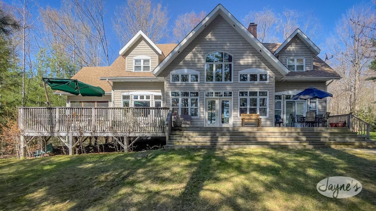 Gravenhurst Cottage | 5bdrm 4bath beautiful cottage on Gull Lake! SW exposure! Sunsets! Muskoka Room!