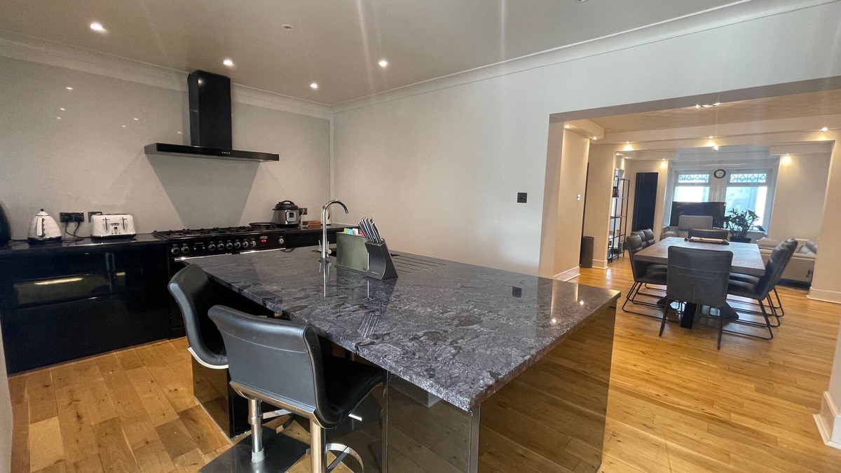 West End House | 5beds10people 5minutes dr airport train station