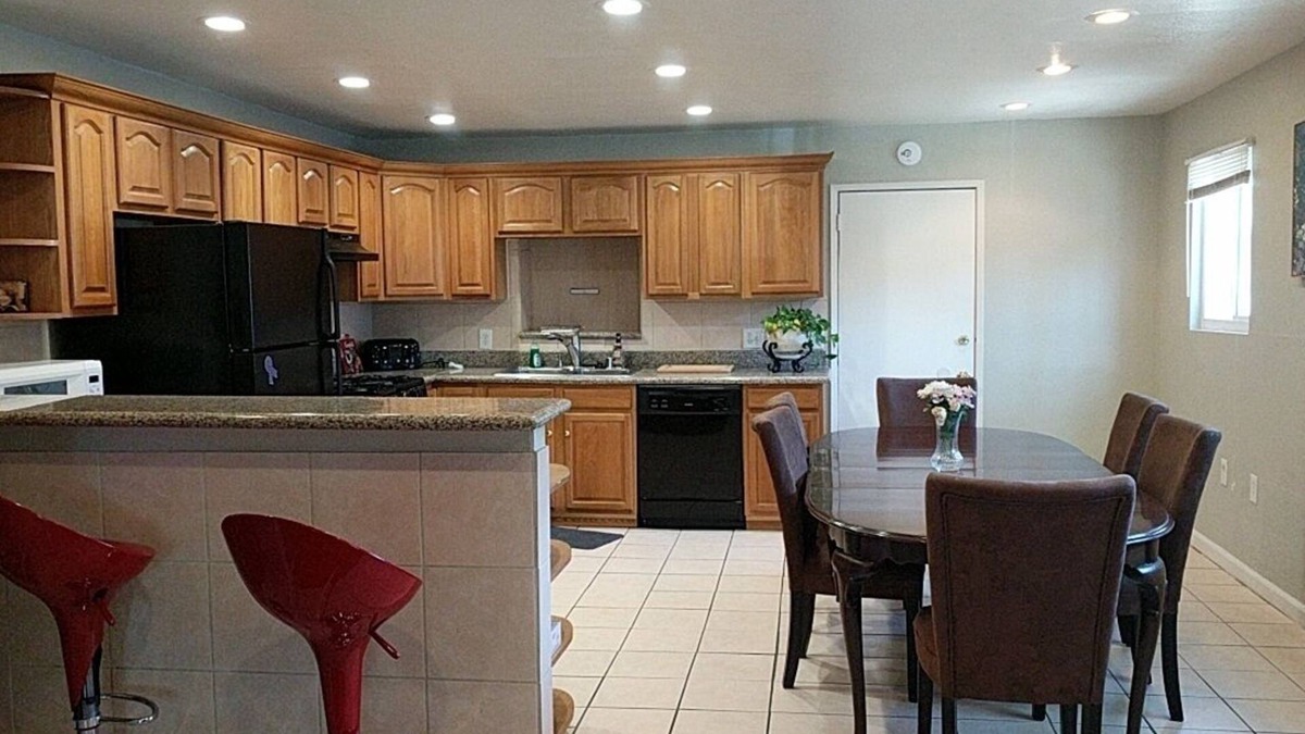 Oakland House | 5br/3ba house near OaklandAirport & RaiderStadium