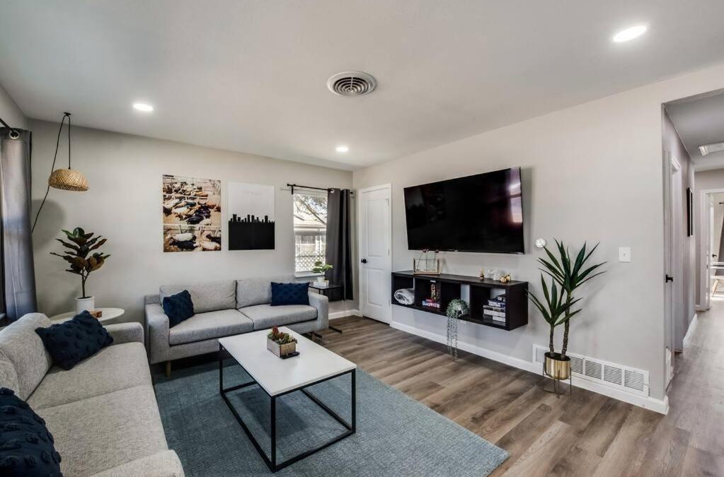 Haltom City House | 5BR-A/C-Full Kitchen-Smart TV-Backyard-Parking-BBQ