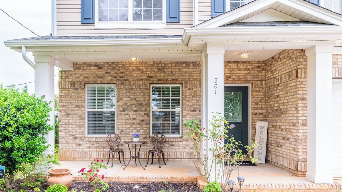 Mount Mourne House | 5BR Casa Hermosa with Pool Access in Mooresville near Lake Norman!