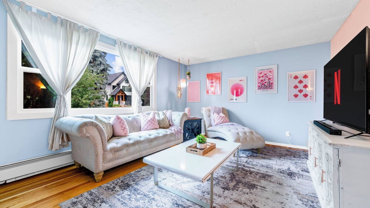 Southwest Edmonton House | 5BR Home | Two Private Suites, Perfect for Groups
