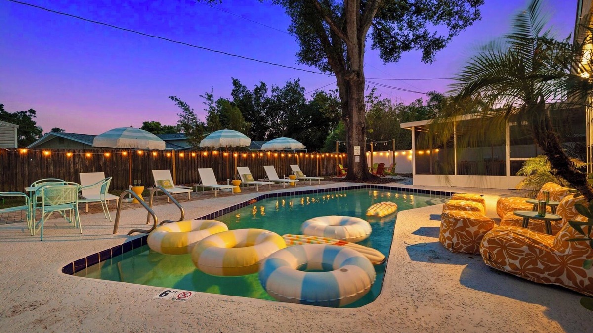 Brandon House | 5BR~Huge Backyard~Minigolf~Heated Pool~Outdoor Projector~Gameroom~FIOS WiFi